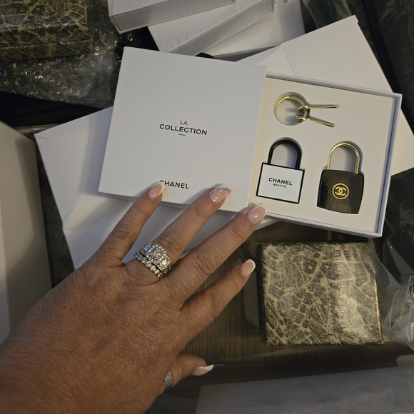 CHANEL Black and White Lock Set - Picture 1 of 1